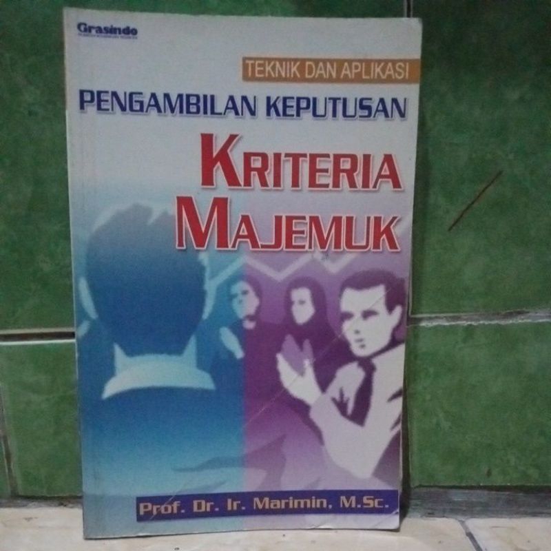 mahasiswa menggunakan aplikasi pengambilan keputusan di ponsel