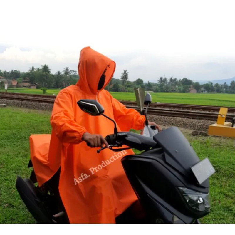 Pemotor terjatuh akibat jas hujan ponco tersangkut di roda motor