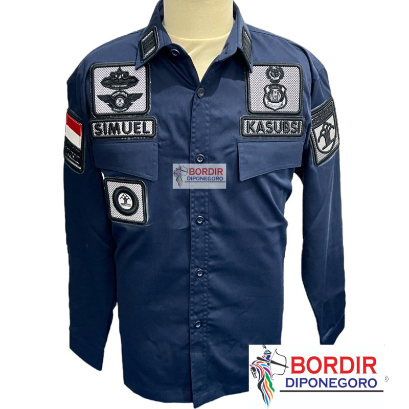 PNS Imigrasi di kantor imigrasi dengan pakaian seragam