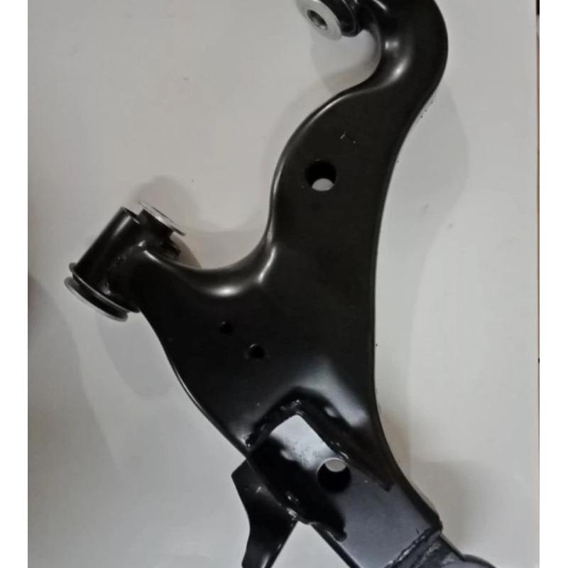 Jual Lower arm sayap bawah kiri / kanan innova / hilux single cabin 1 ...