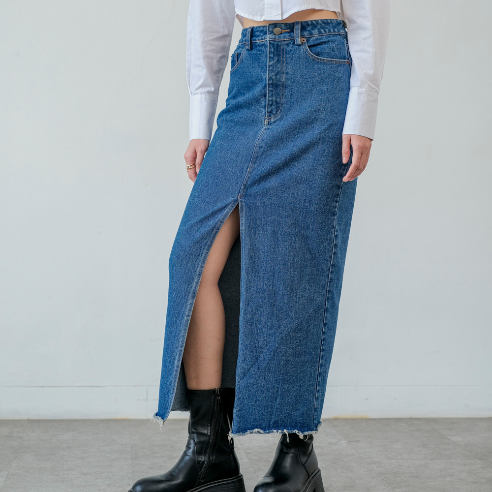 Skirt Denim Panjang Kembali Di Pusat Fesyen