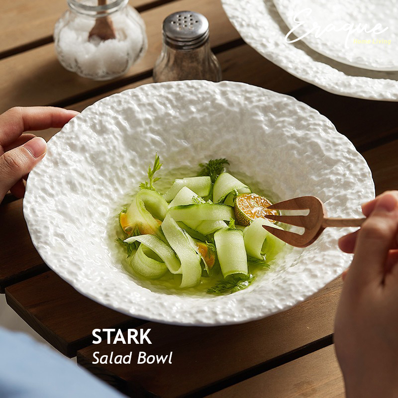 Salad buah segar yang disajikan dalam piring keramik