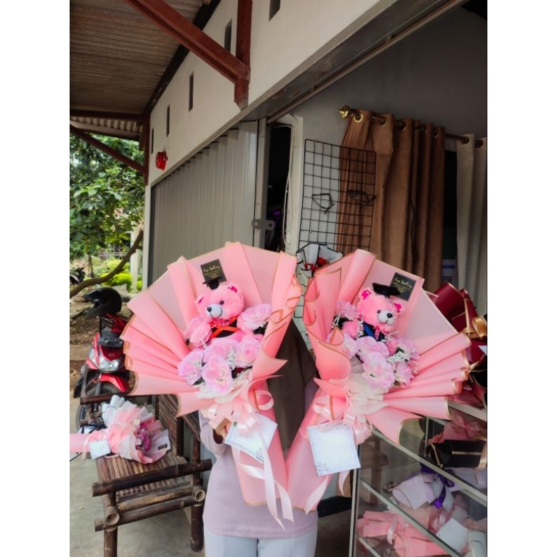 Jual 𝗛𝗮𝗻𝗱 𝗕𝗼𝘂𝗾𝘂𝗲𝘁 𝗔𝗿𝘁𝗶𝗳𝗶𝗰𝗶𝗮𝗹 boneka wisuda boneka ulang tahun | Shopee ...