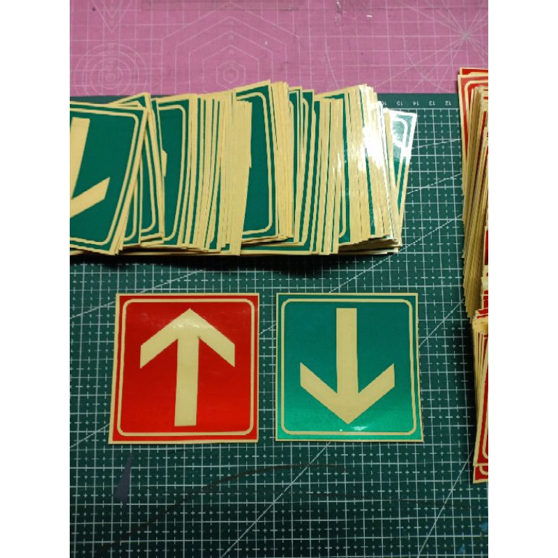 Jual Sticker Cutting Reflektif Arah Panah Tanda Naik Turun Tangga