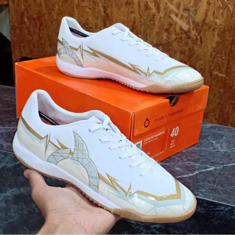 Jual SEPATU FUTSAL ORTUSEIGHT CATALYST RAIDEN IN WHITE GOLD SILVER ...