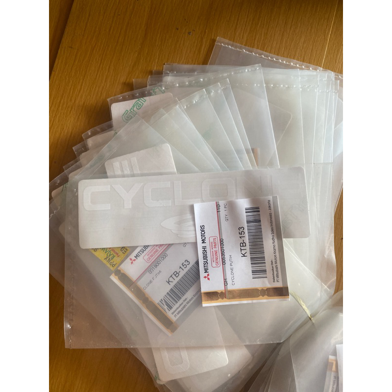 Jual STIKER STICKER CYCLONE L300 WARNA PUTIH ORISINIL | Shopee Indonesia