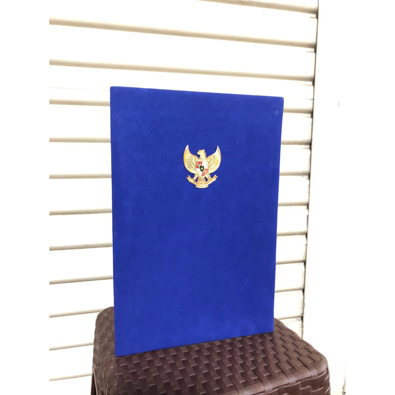 Jual Map beludru Map kantor map sekolah logo garuda kuningan coating ...
