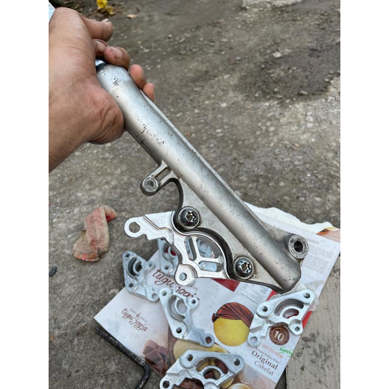 Jual BREKET KALIPER FIZZ R JUPITER 125z nouvo | Shopee Indonesia