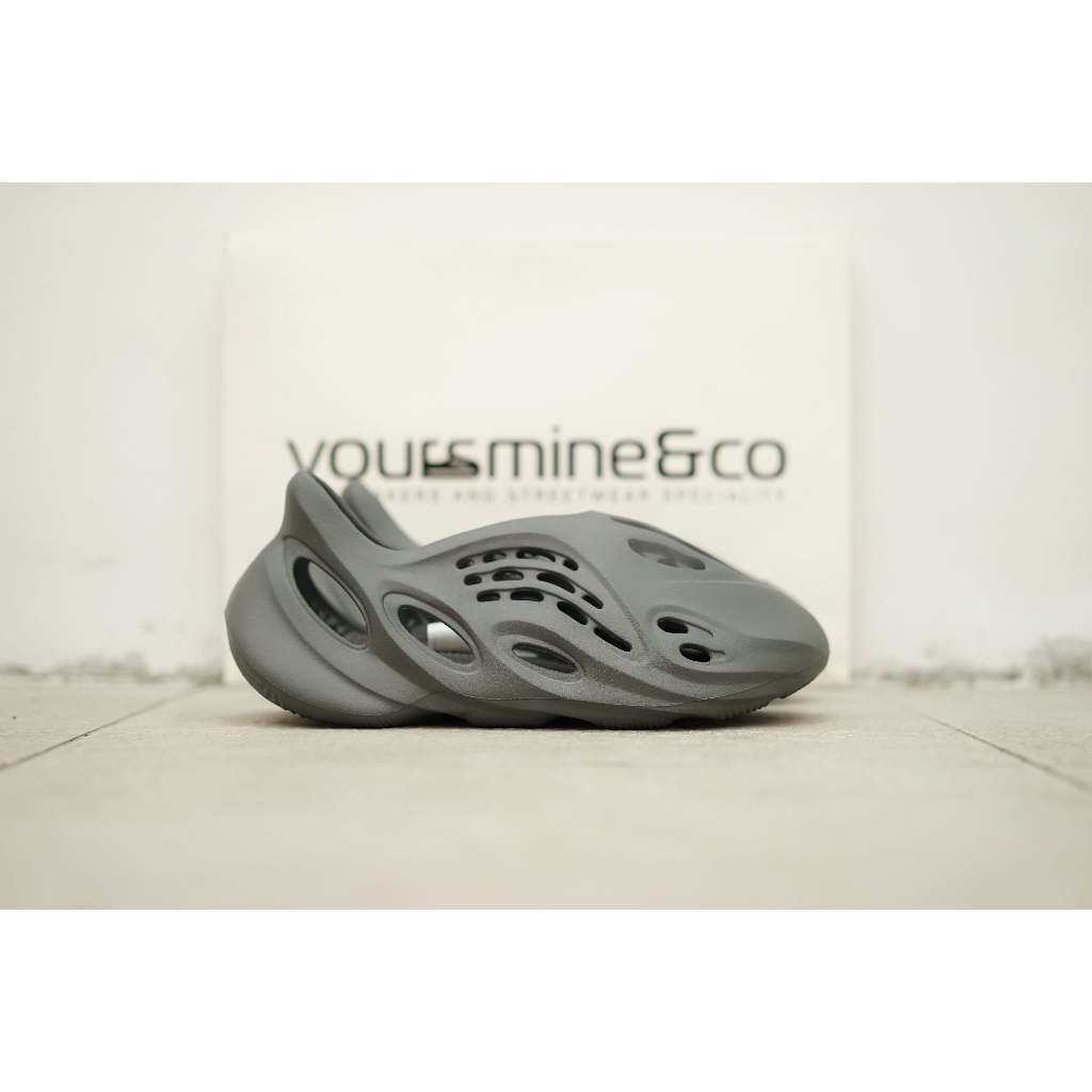 Jual Yeezy Foam RNNR Carbon | Shopee Indonesia