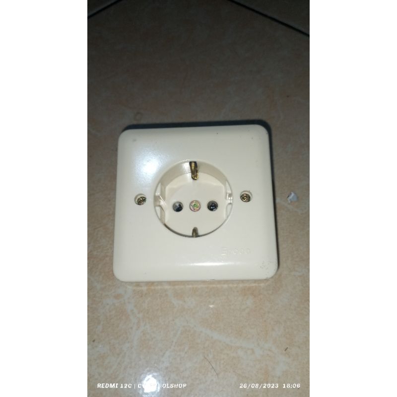 Jual stop kontak broco inbow IB new gee urean arde NG warna cream 5511U ...
