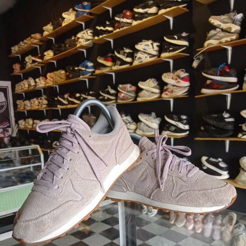 nike internationalist purple
