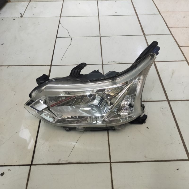 Jual headlamp Avanza Xenia tahun 20152018 kiri second copotan original Shopee Indonesia