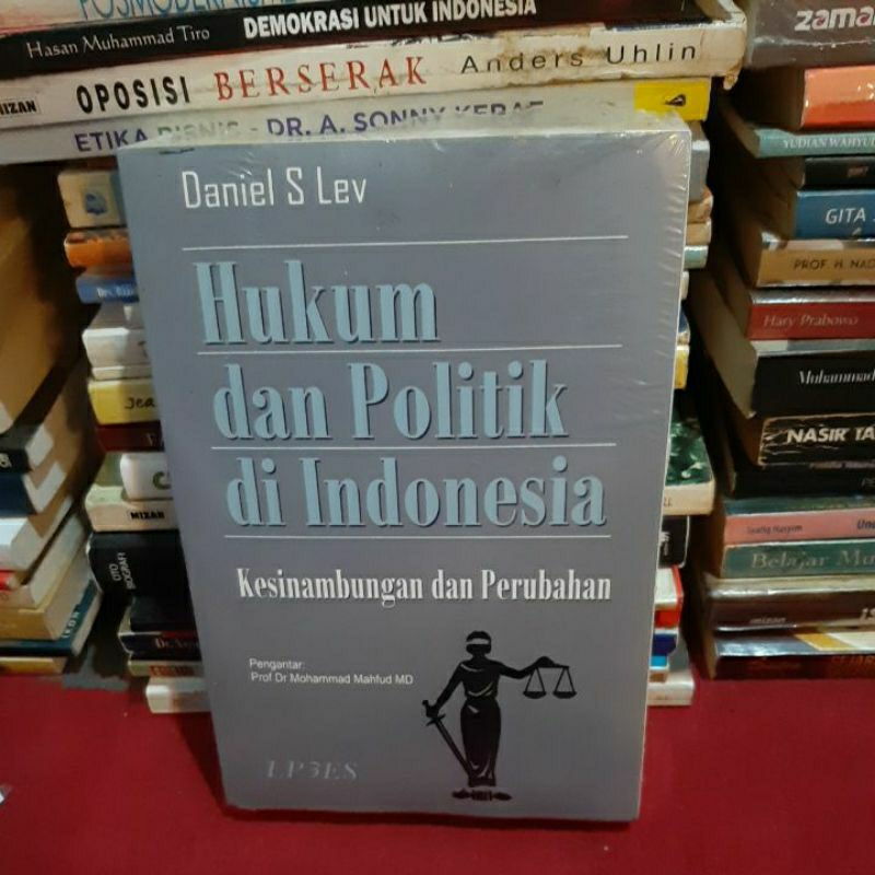 Jual Buku Hukum Dan Politik Di Indonesia Kesinambungan Dan Politik