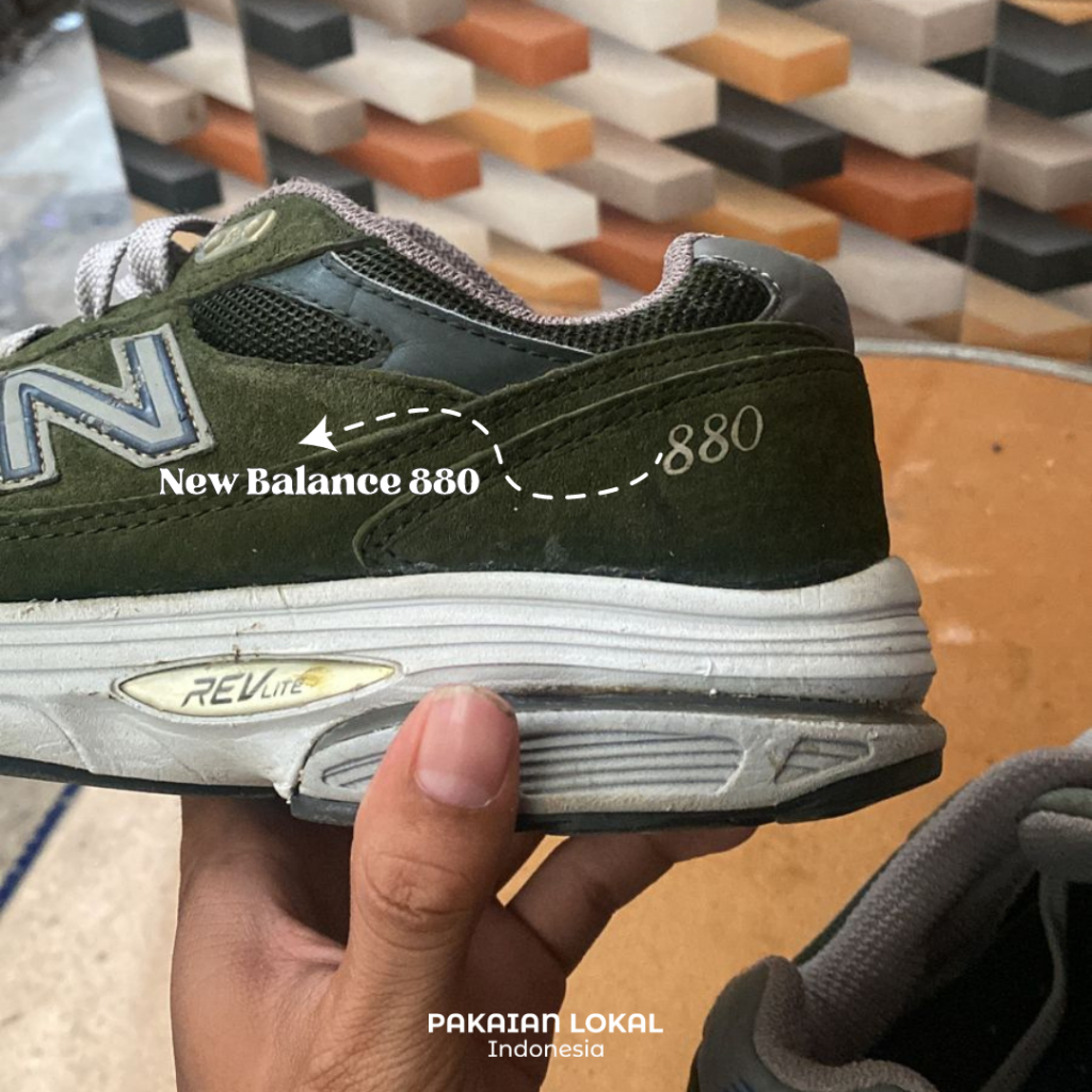 SEPATU NEW BALANCE 880 CLASSIC GREEN ARMY REFLECTIVE SIZE 42 26.5 CM SEPATU KEKINIAN PALING MURAH DAN BERKUALITAS UNTUK NONGKRONG