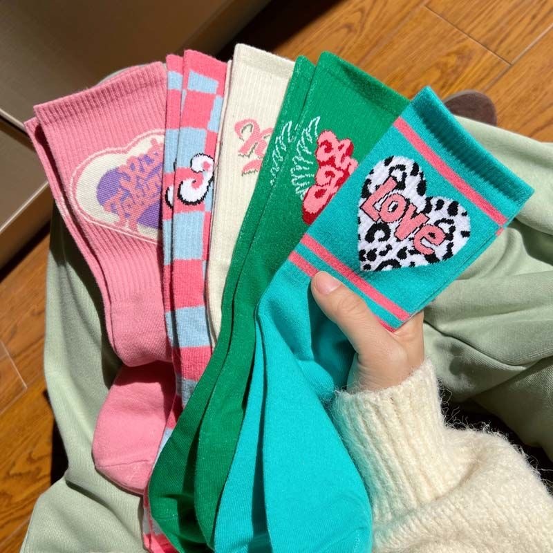 Menggenggam Pasar: Panduan Lengkap Menjual Kaos Kaki Online