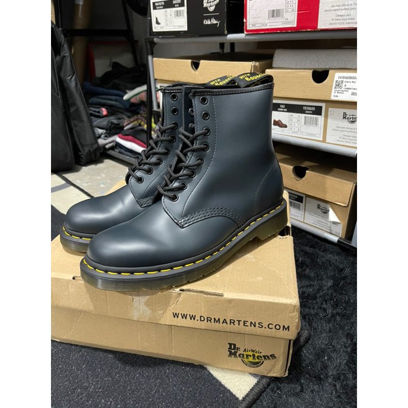 dr martens 1460 navy smooth