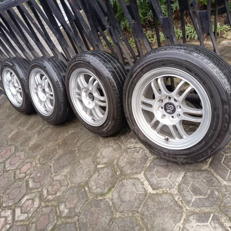 Jual 4 velg r15 pcd 4x 100,114+ ban 185/55 Avanza Xenia Futura carry ...