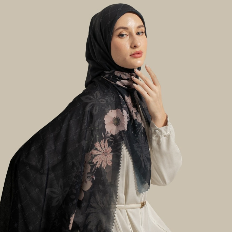 Wulang Narawangsa Hijab Segi Empat ⁠Soft Flower Black Kerudung Segi Empat Hijab Motif Segi Empat Hijab Voal Premium