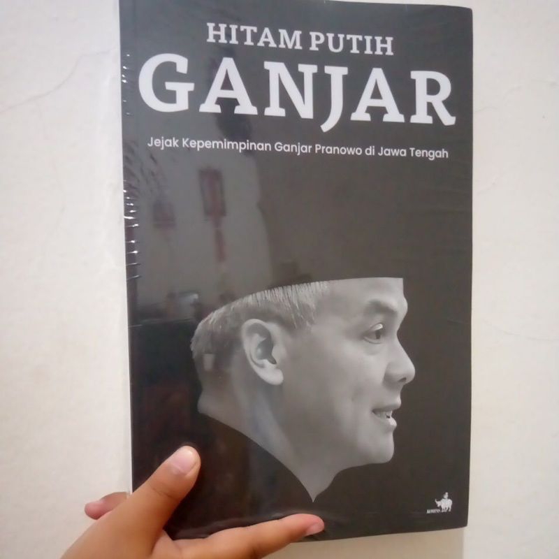 Jual Hitam Putih Ganjar. Jejak Kepemimpinan Ganjar Pranowo di Jawa