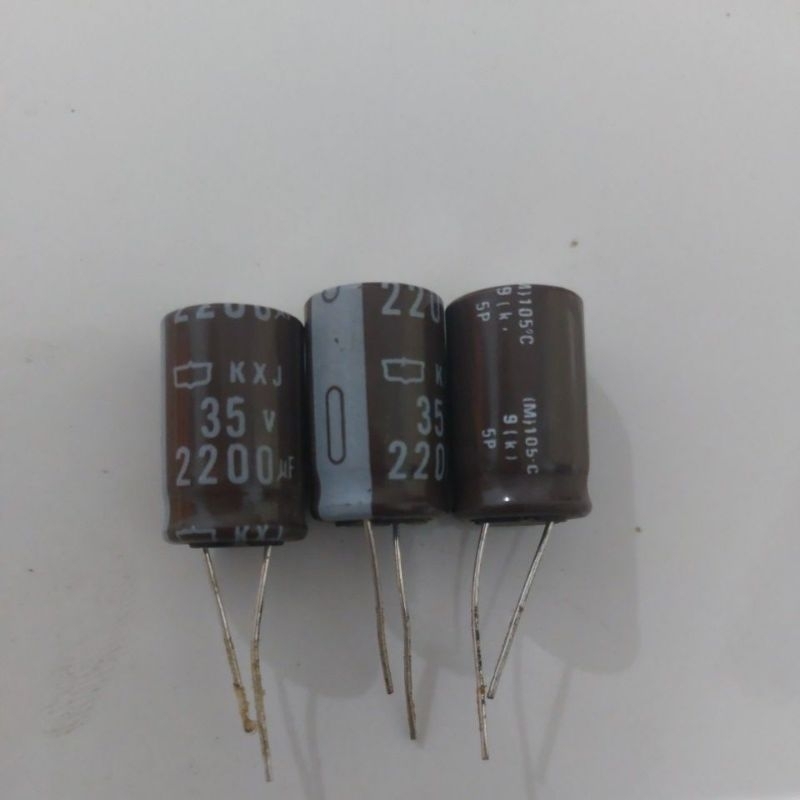 2 Condensatori Elettrolitici Nichicon FW 2200uF 35V - Made In Japan Per Audio