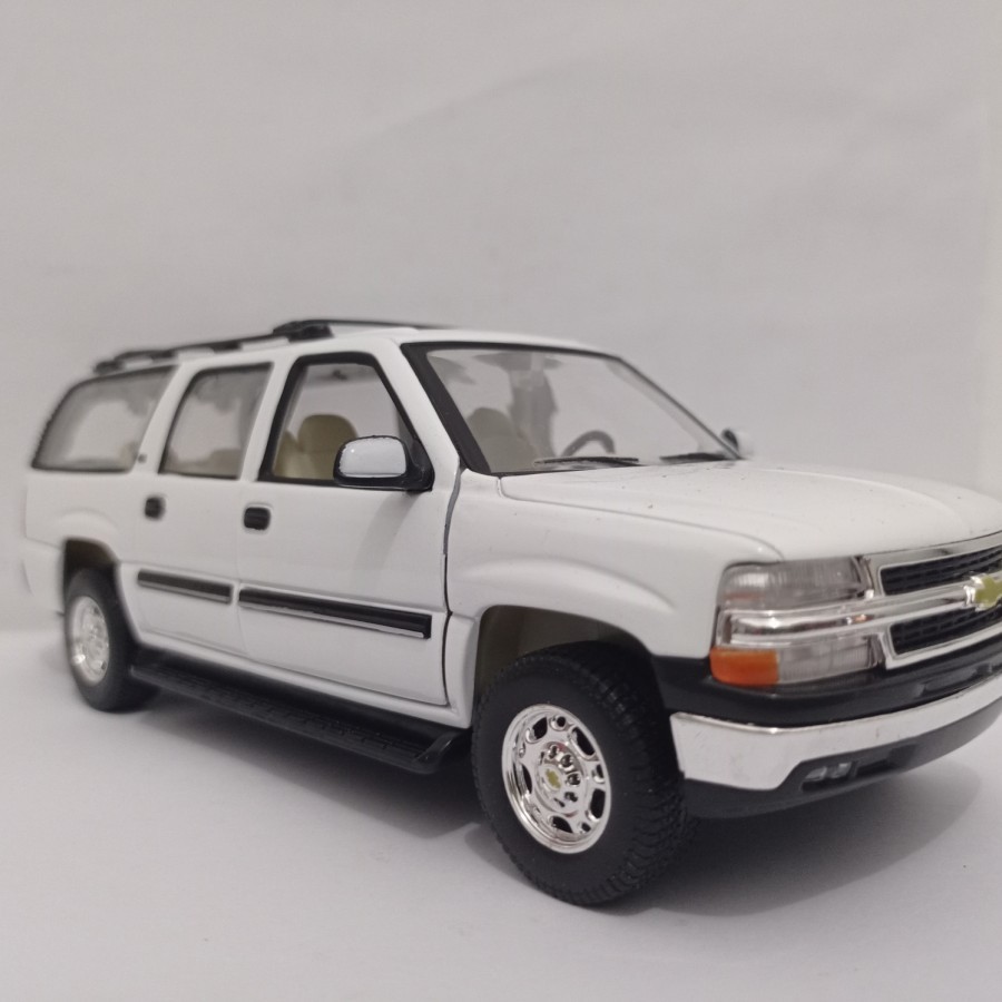Jual Diecast mobil Chevrolet suburban 2001 Welly 1:24 mobil mainan