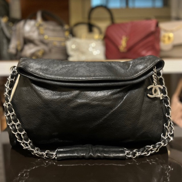 Chanel 19 REVIEW - wear and tear, what's in my bag, lambskin