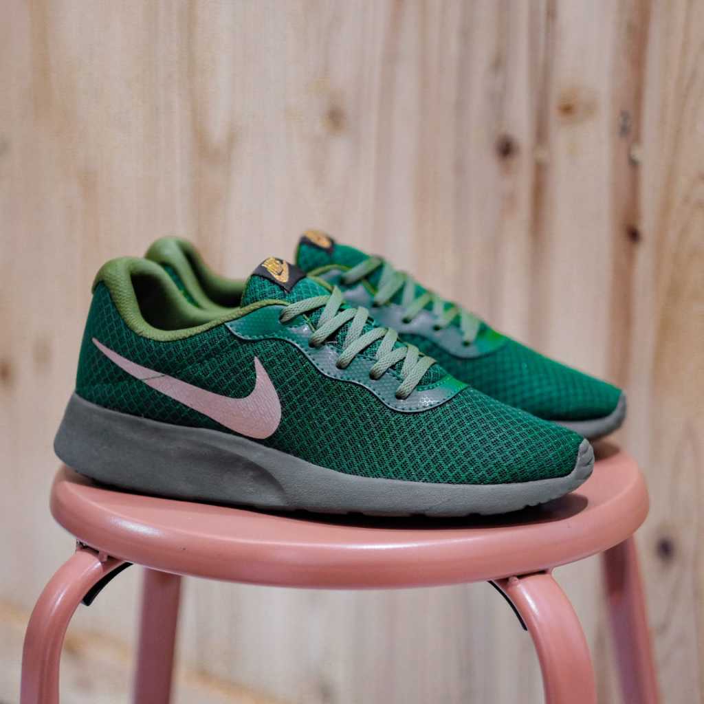 Jual Sepatu Olahraga Nike Tanjun Trainers Green Pine Swosh Gold ...