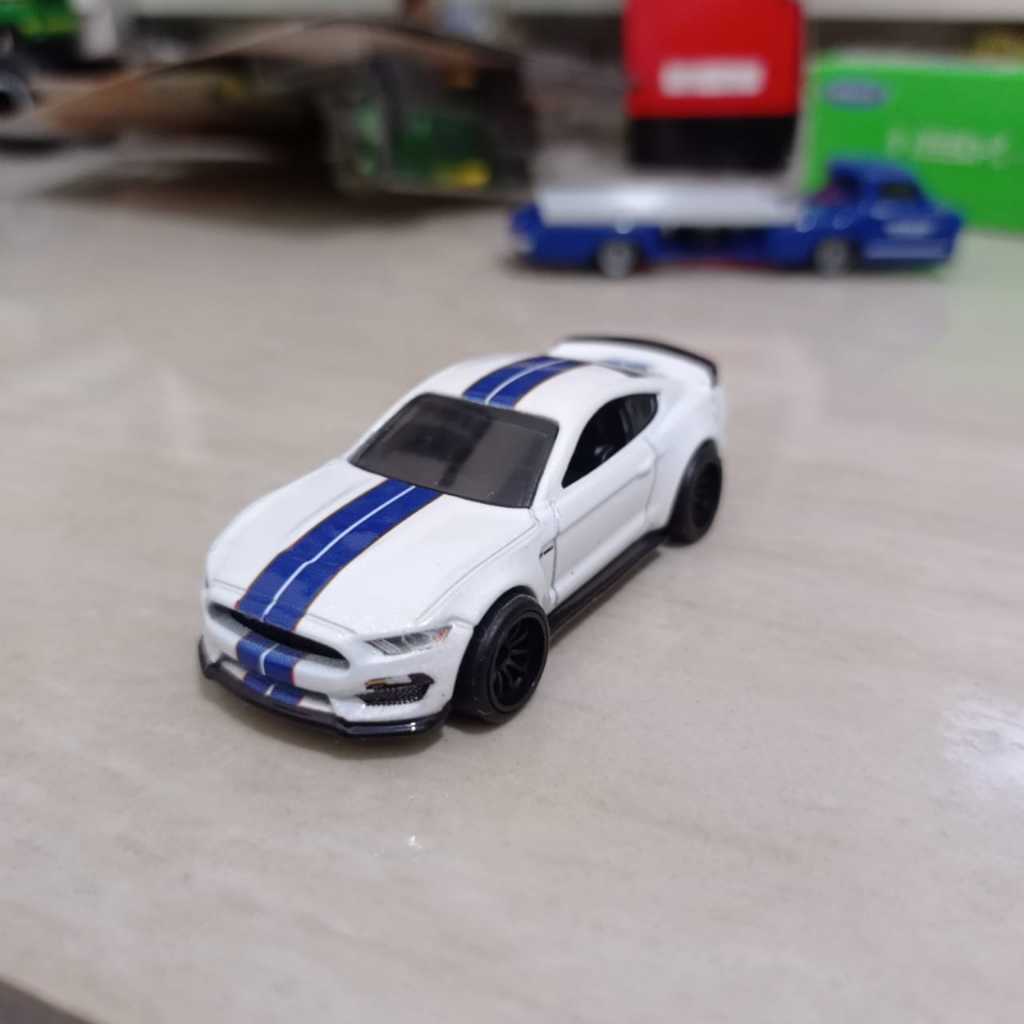 Jual Hotwheels premium diorama jay lenos ford mustang Shelby gt 350r ...