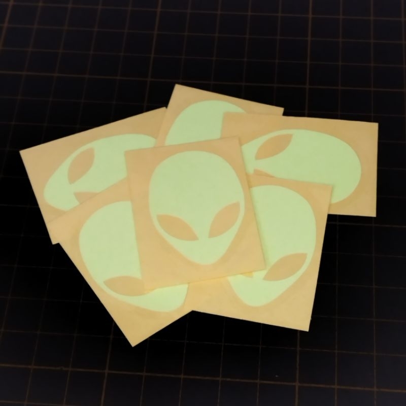 Jual Cutting Sticker Glow In The Dark Alienware | Shopee Indonesia