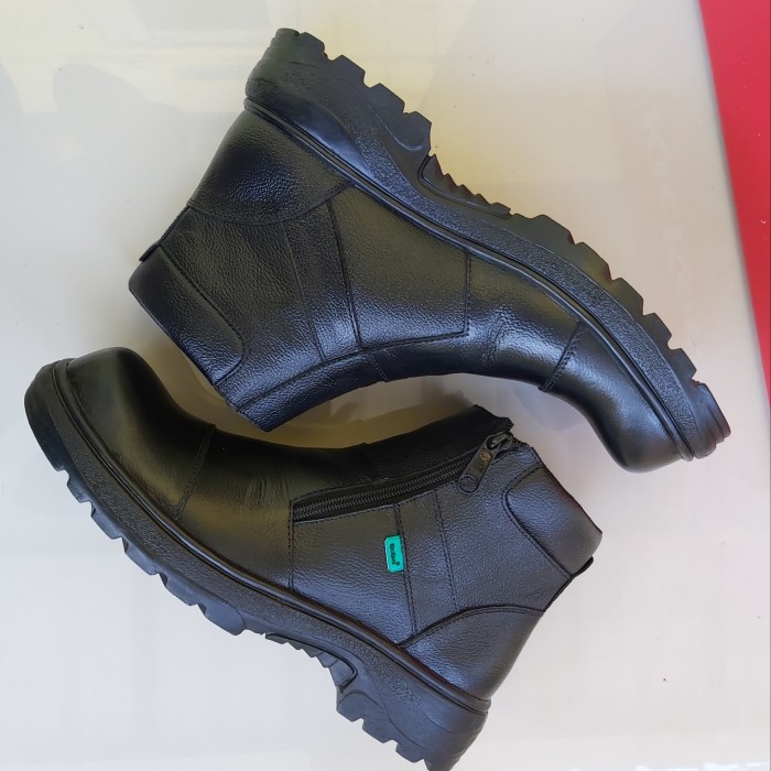 Jual Sepatu Boot Pria Ujung Besi Safety Shoes Man Shoes Warna Hitam ...