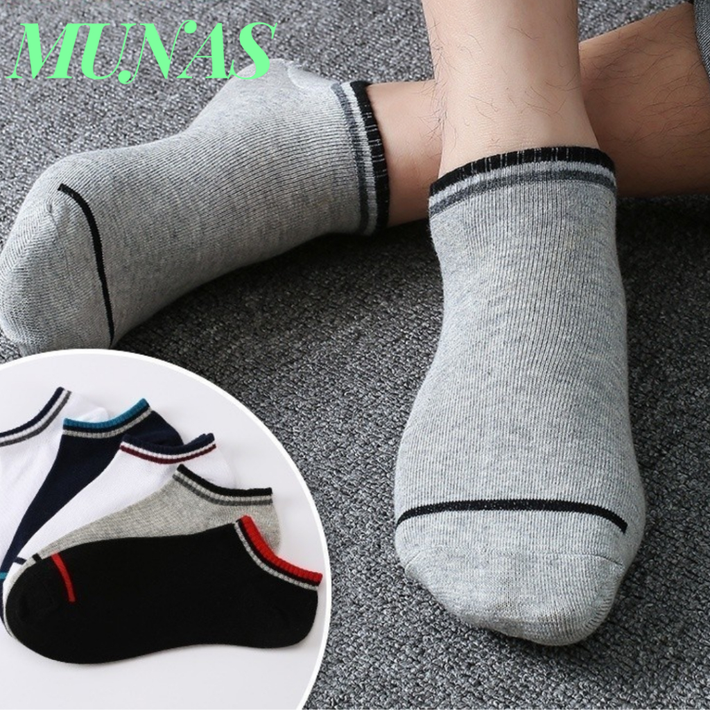 Pria Memakai Kaos Kaki Berwarna Berbeda di Pasar Pare