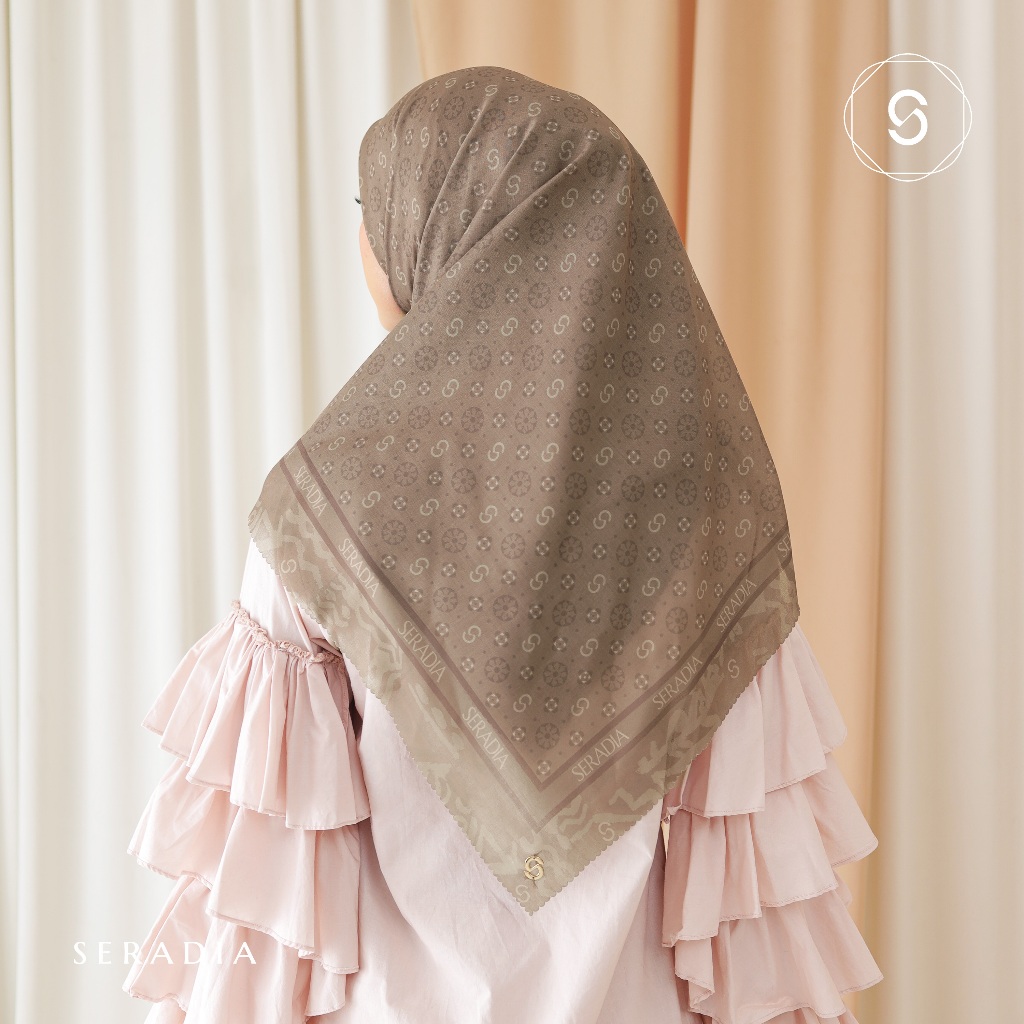 Seradia Hijab Segi Empat Monogram 2.0 115 X 115 CM