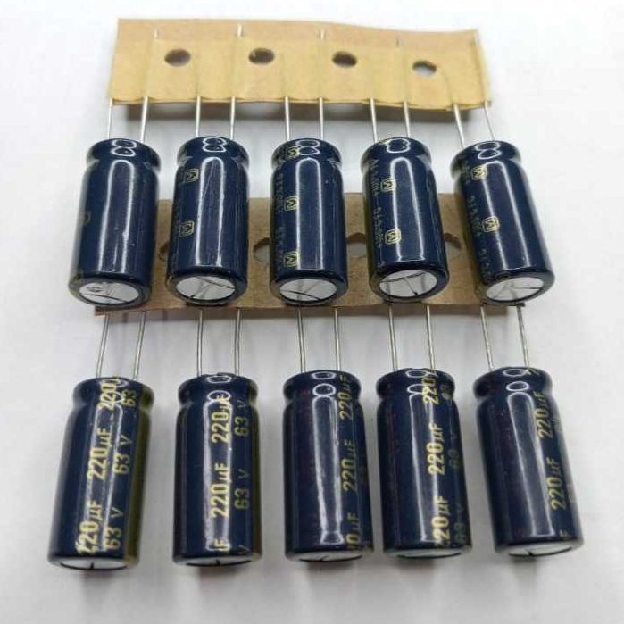 4 Condensatori Elettrolitici In Alluminio 220uF 63V, 10x16mm, &plusmn;20%, Per Montaggio Through-hole