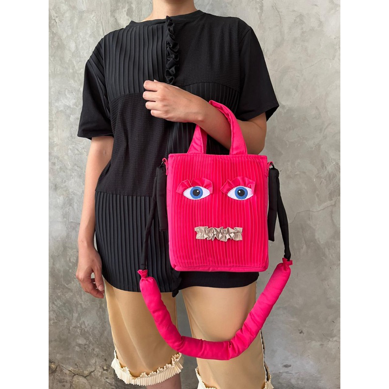 Jual Mannequin plastic mask pleated sling bag - fuschia | Shopee Indonesia