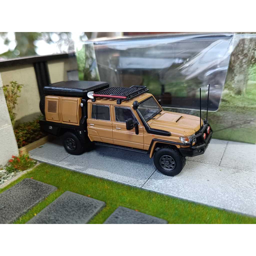 Autobots Models Toyota Land Cruiser LC79 Pickup (2024) - 1/64 Moulé Jaune Désert