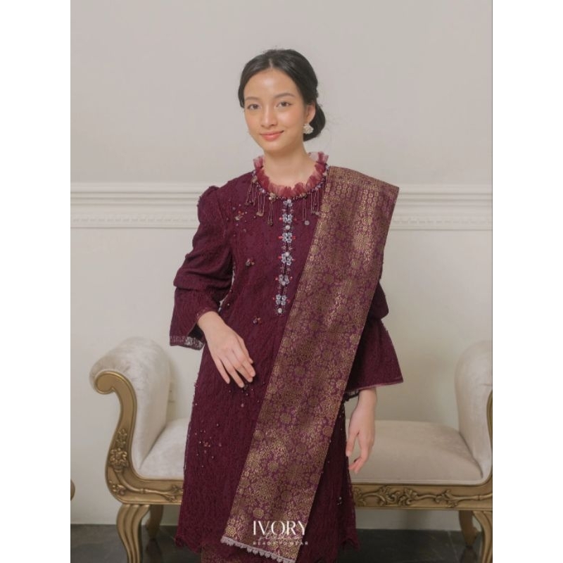Jual SEWA KEBAYA IVORY RUSUNA KURUNG MAROON WISUDA GRADUATION LAMARAN ...