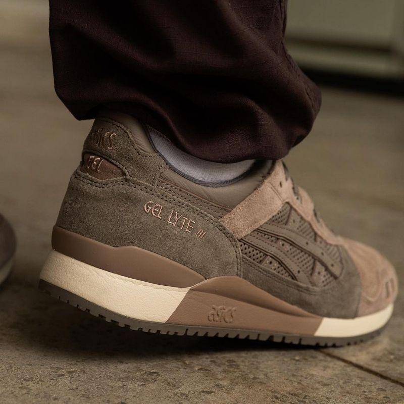 Asics ligjt gel lyte v taupe