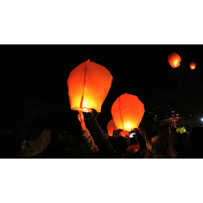 Jual Lampion Terbang Random Lantern Lampion Kertas Warna Warni | Shopee ...