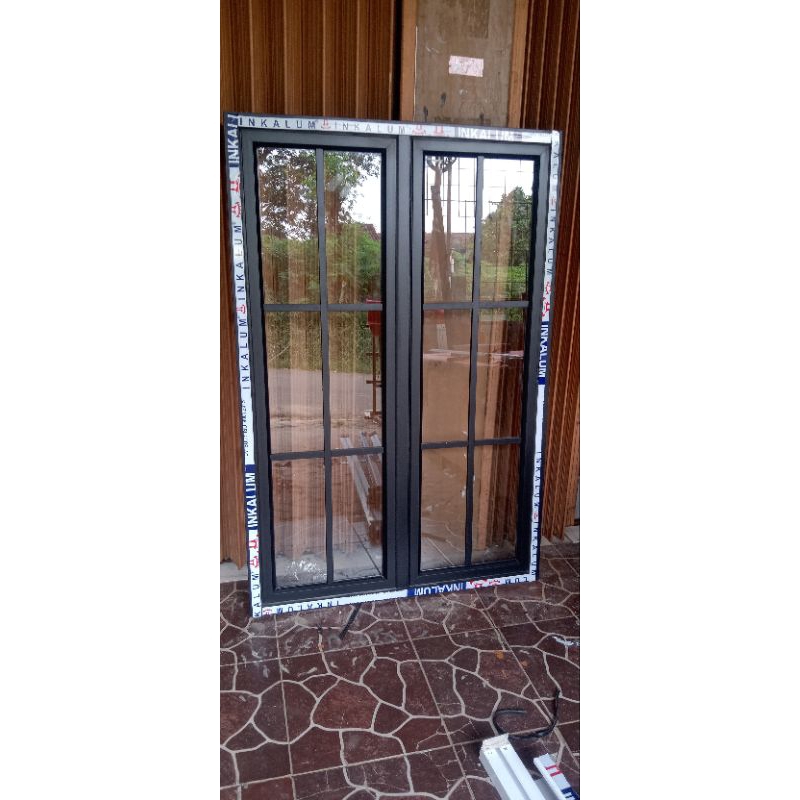 jendela +kusen aluminium 2 daun ornamen 3 inci lebar 100cm x tinggi 120cm hitam ,coklat