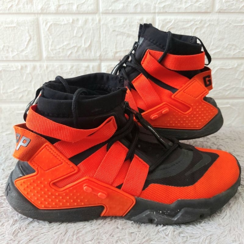 Sepatu Remaja Nike Air Huarache Gripp Black Team Orange