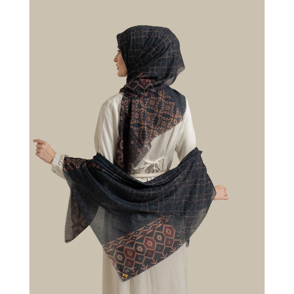 Wulang Narawangsa Hijab Segi Empat Archaica Old Black Kerudung Segi Empat Hijab Motif Segi Empat Hijab Voal Premium