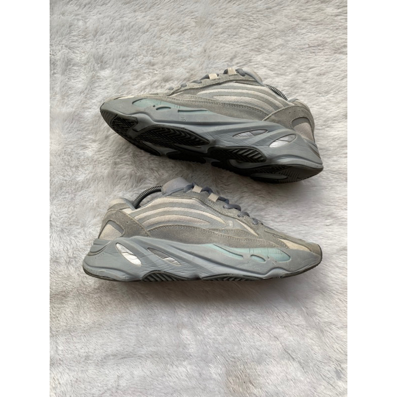 jual yeezy 700