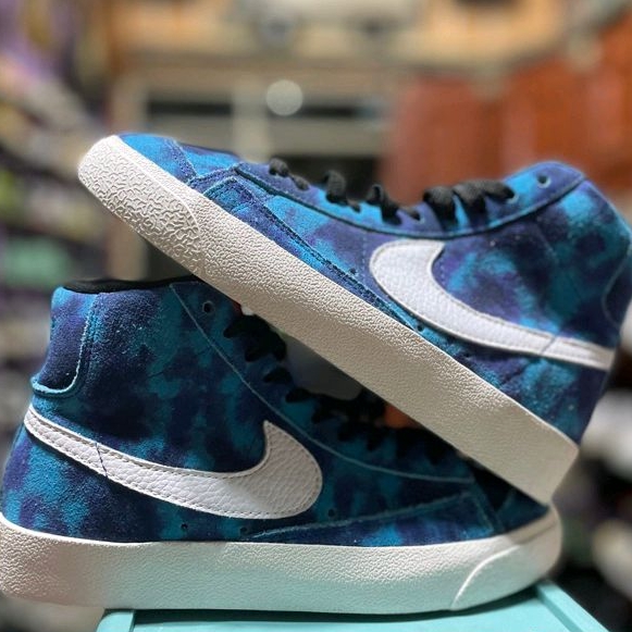 Jual Sepatu Mid Blazer size 36 23 cm Biru Grafiti Blazer Mid YOTH Year of The Horse Red size 38 insole 24 cm keduanya made in Indonesia dan size 40 5 Bahan