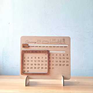 juin 2023 calendrier de bureau blanc sur table en bois avec bloc-notes,  calculatrice et fond de stylo. copie espace 9532369 Photo de stock chez  Vecteezy