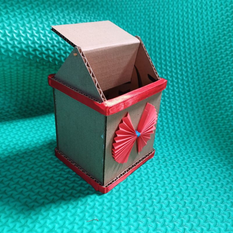 prakarya miniatur tempat sampah dari kardus