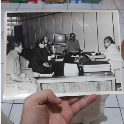 Jual foto asli lawas pa harto / suharto & sudwikatmono ukuran 3r hitam ...