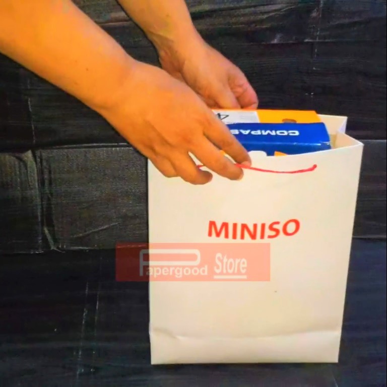 Jual Paper bag Miniso putih Medium 33 x 26 x 12 | Shopee Indonesia
