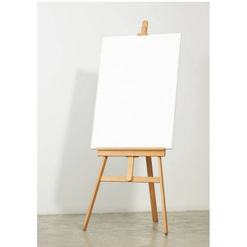 seniman menggambar di atas kanvas dengan alat lukis