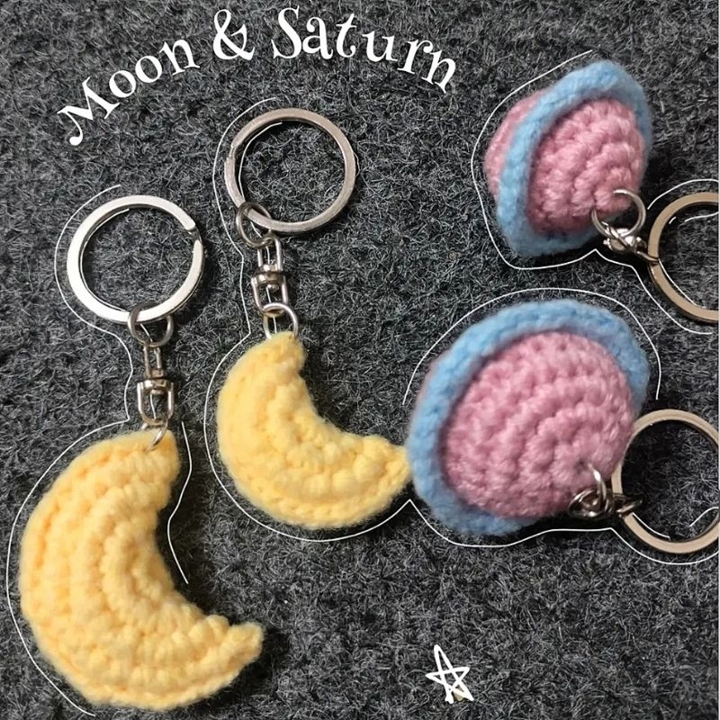 Jual Gantungan Kunci Bulan dan Saturnus Rajut/ Keychain Rajut/Keychain ...