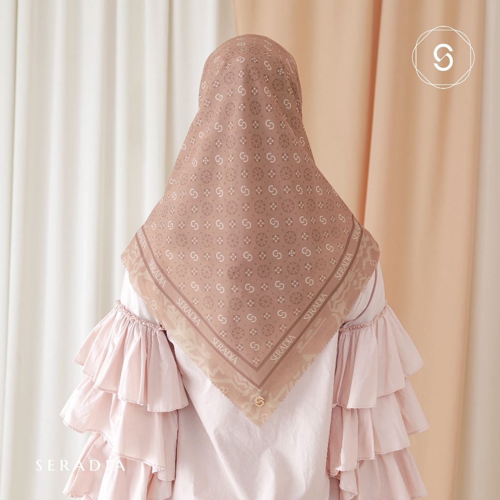 Seradia Hijab Segi Empat Monogram 2.0 115 X 115 CM